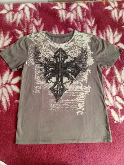 Polera y2k gris con diseño de cruz y alas - miniatura 1