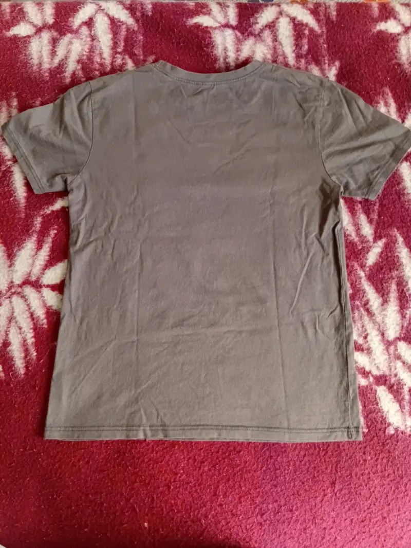 Polera y2k gris con diseño de cruz y alas - 2