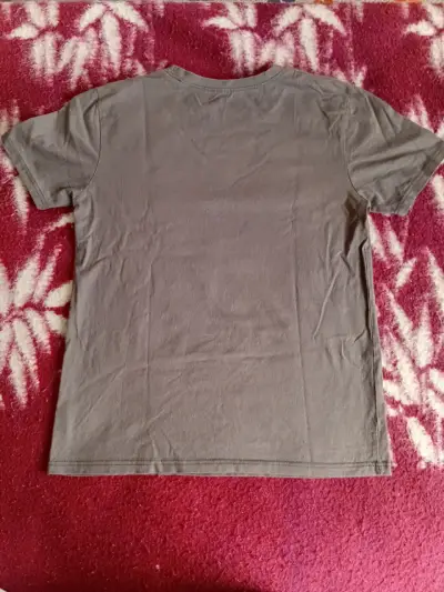 Polera y2k gris con diseño de cruz y alas - miniatura 2