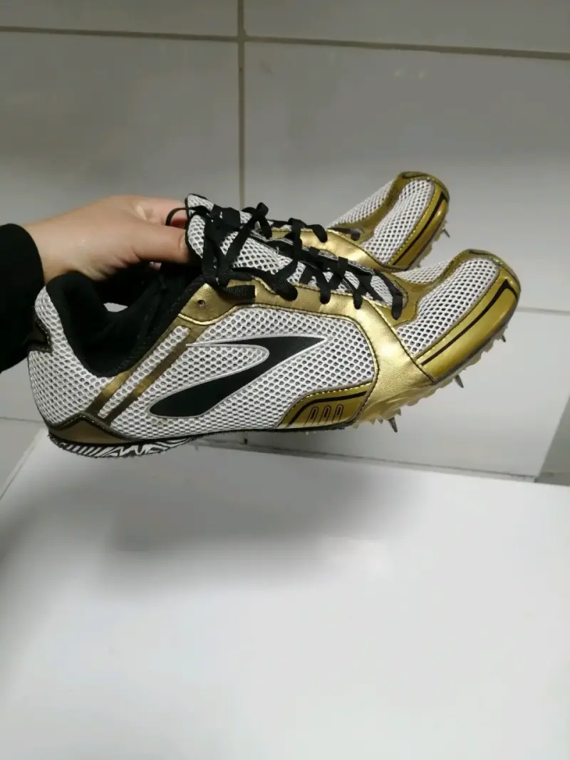Zapatillas de Atletismo Brooks Doradas y Negras - 1