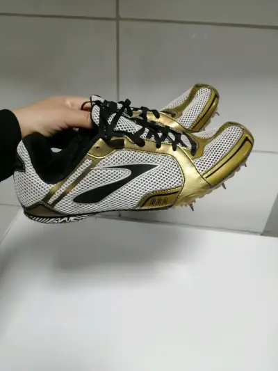 Zapatillas de Atletismo Brooks Doradas y Negras - miniatura 1