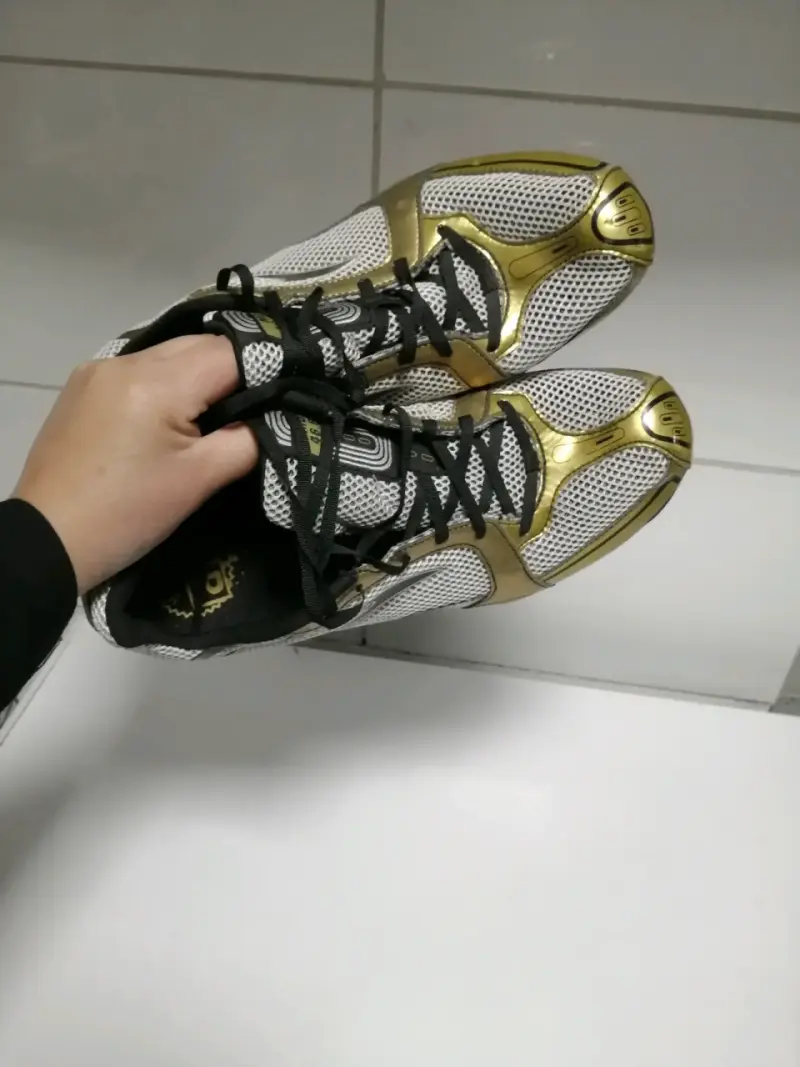 Zapatillas de Atletismo Brooks Doradas y Negras - 2