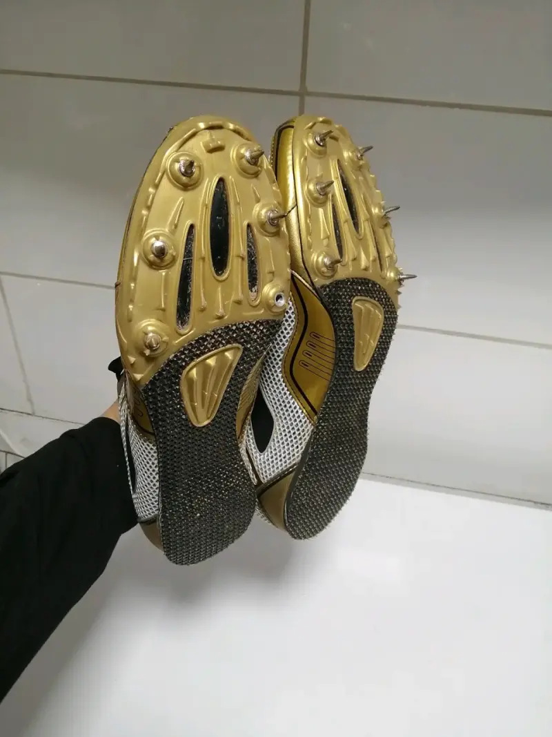 Zapatillas de Atletismo Brooks Doradas y Negras - 3