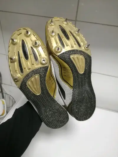 Zapatillas de Atletismo Brooks Doradas y Negras - miniatura 4