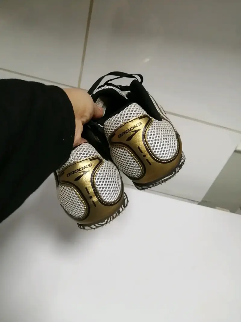 Zapatillas de Atletismo Brooks Doradas y Negras - 5