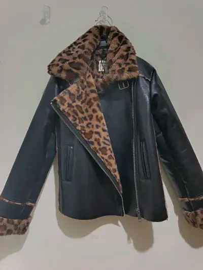 Chaqueta de cuero sintético con forro de leopardo - miniatura 1