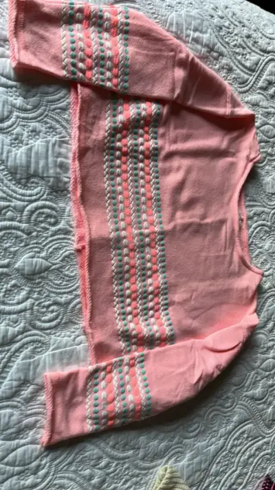 Suéter rosado con diseño bordado para mujer - miniatura 1
