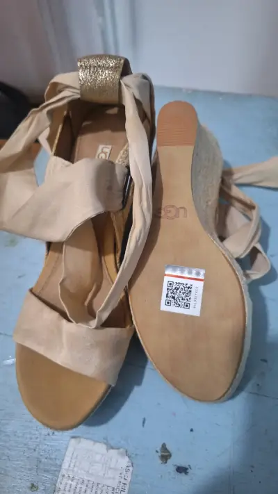 Sandalias de cuña beige UGG con cintas - miniatura 1