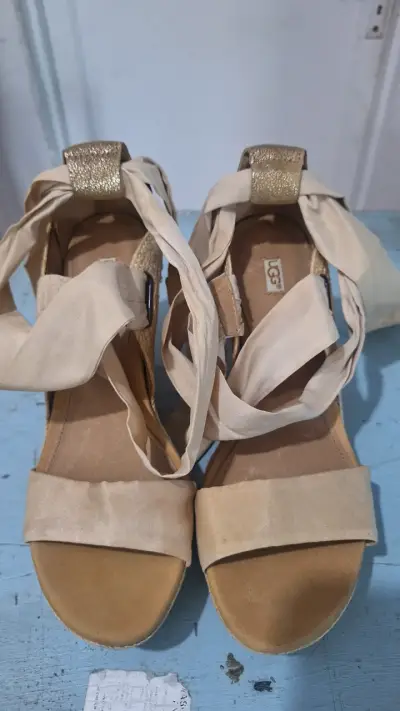 Sandalias de cuña beige UGG con cintas - miniatura 2