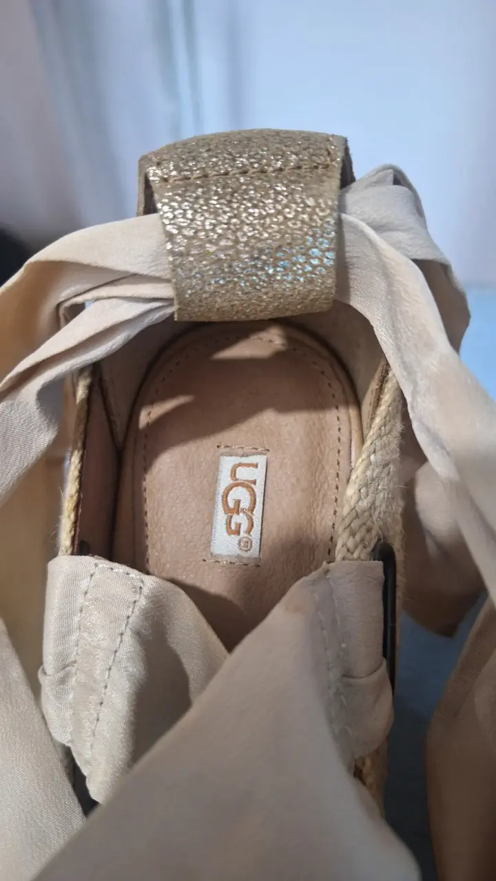 Sandalias de cuña beige UGG con cintas - 4