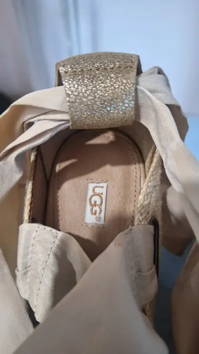 Sandalias de cuña beige UGG con cintas - miniatura 4