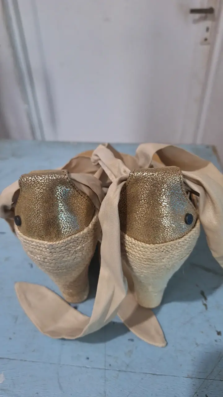 Sandalias de cuña beige UGG con cintas - 5