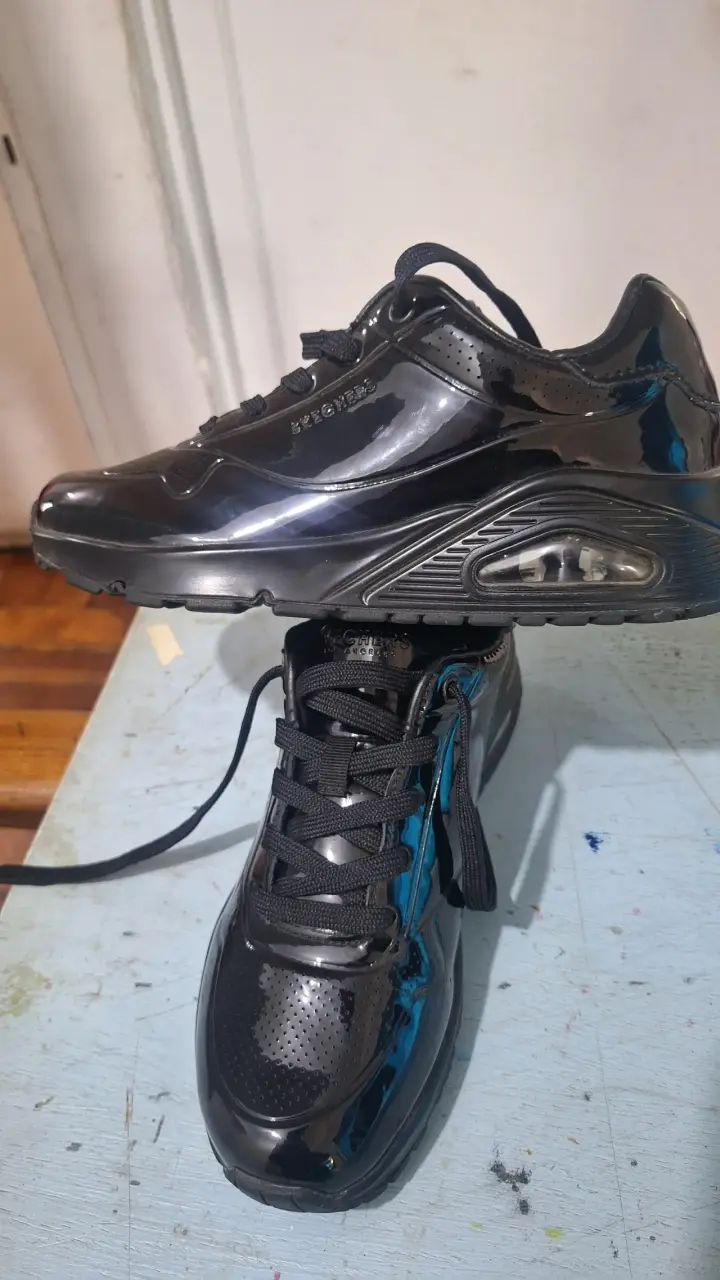 Zapatillas negras Skechers con diseño moderno - 1