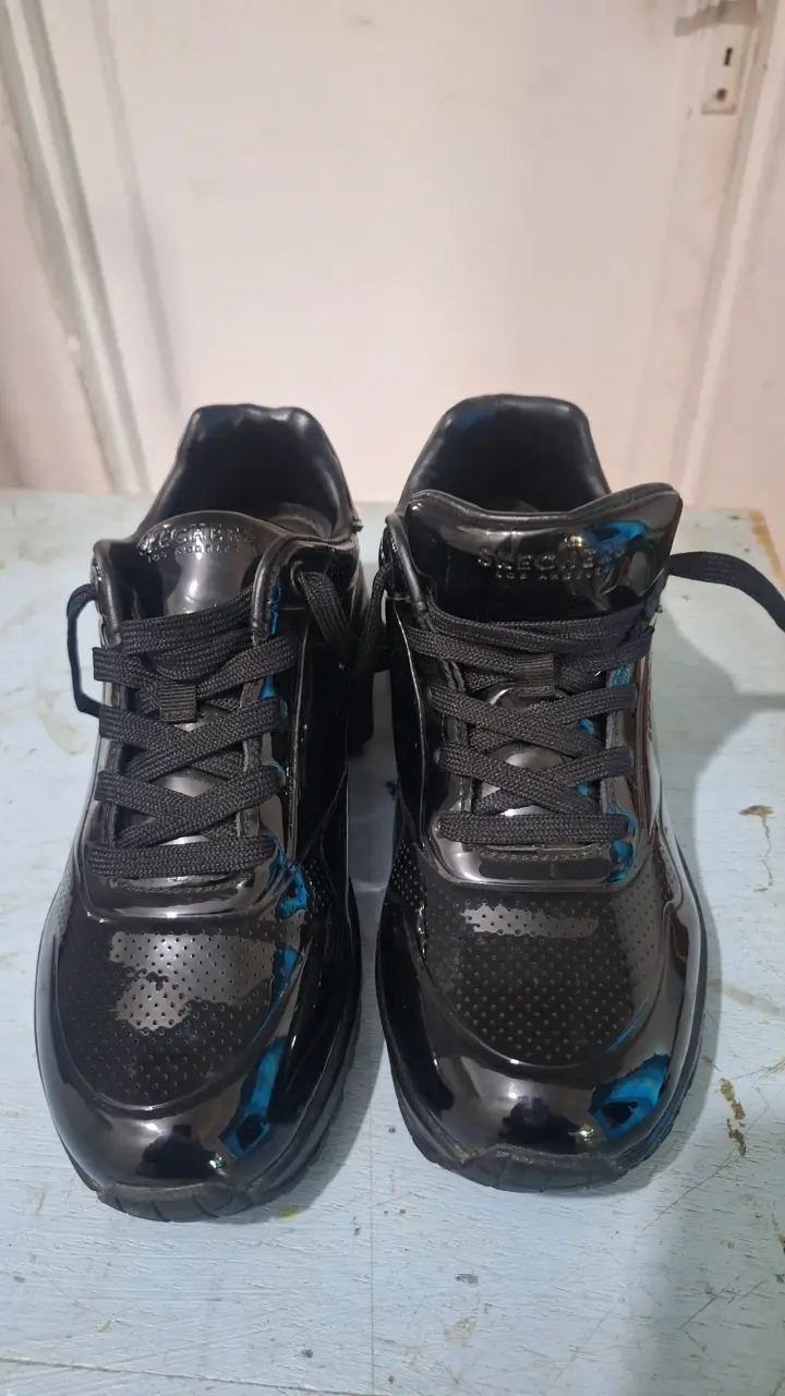 Zapatillas negras Skechers con diseño moderno - 2