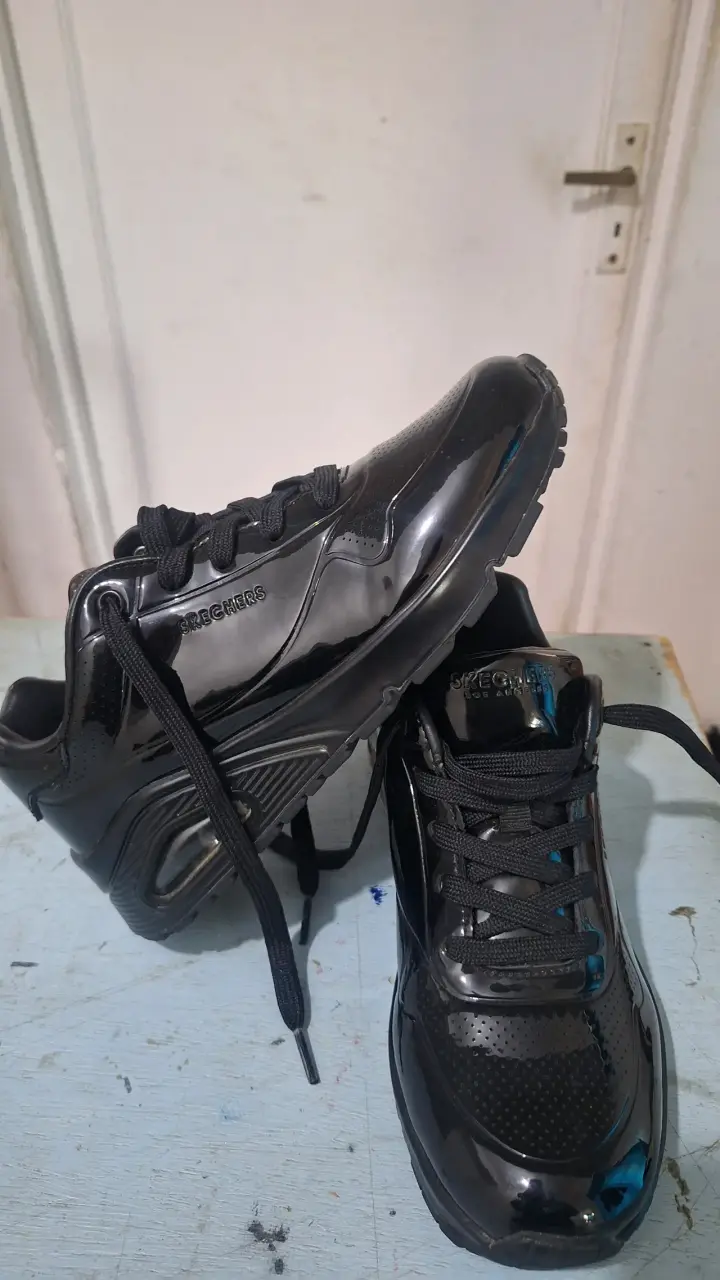 Zapatillas negras Skechers con diseño moderno - 5
