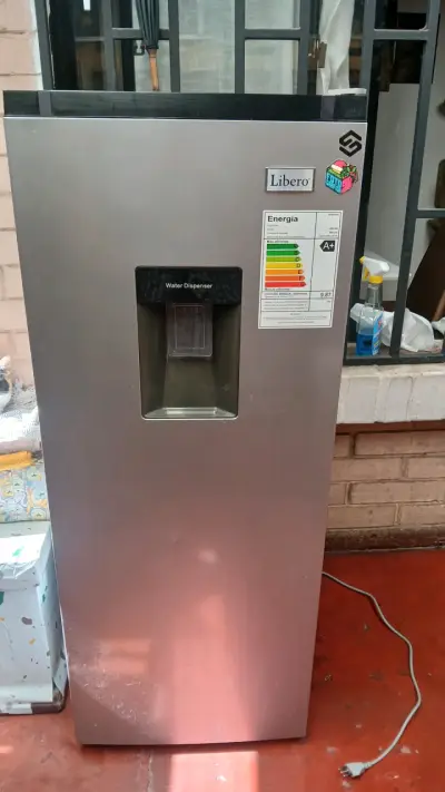 Refrigerador con dispensador de agua - miniatura 1
