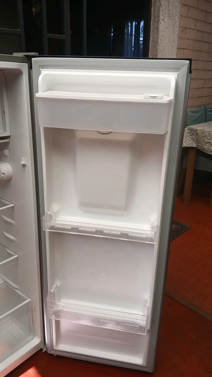 Refrigerador con dispensador de agua - 3