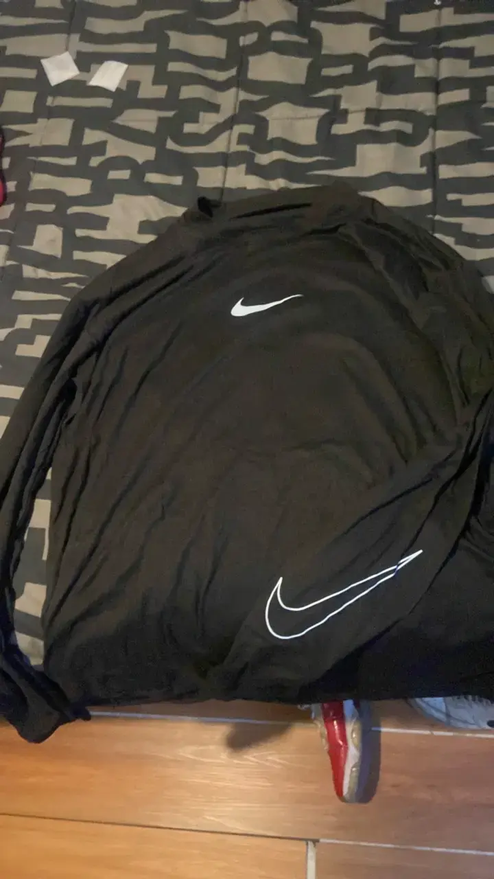 Polera deportiva negra Nike con logo