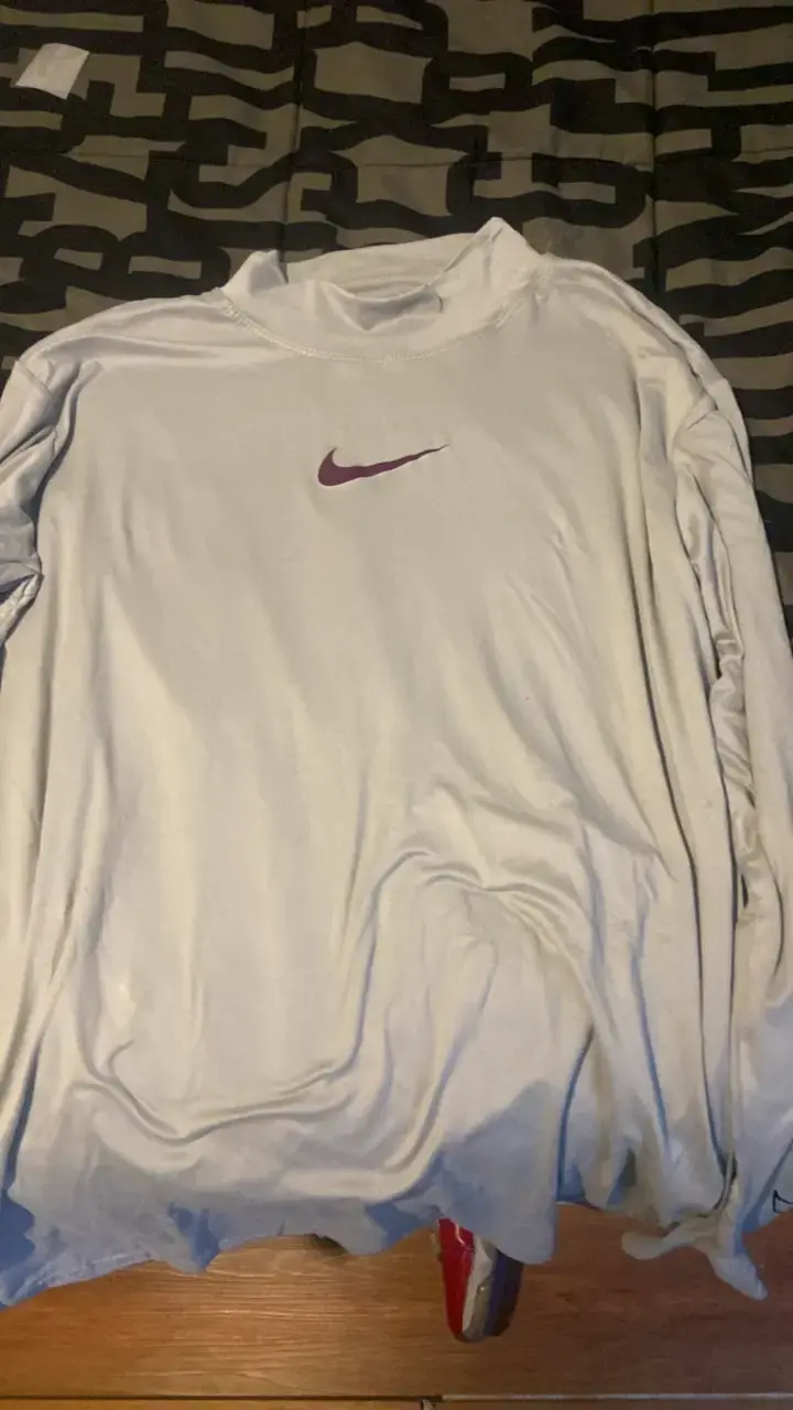 Polera Nike blanca con logo bordado