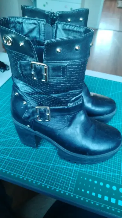 Botas negras con hebillas y tachuelas - miniatura 1