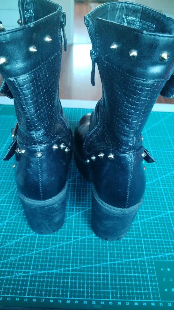 Botas negras con hebillas y tachuelas - 2