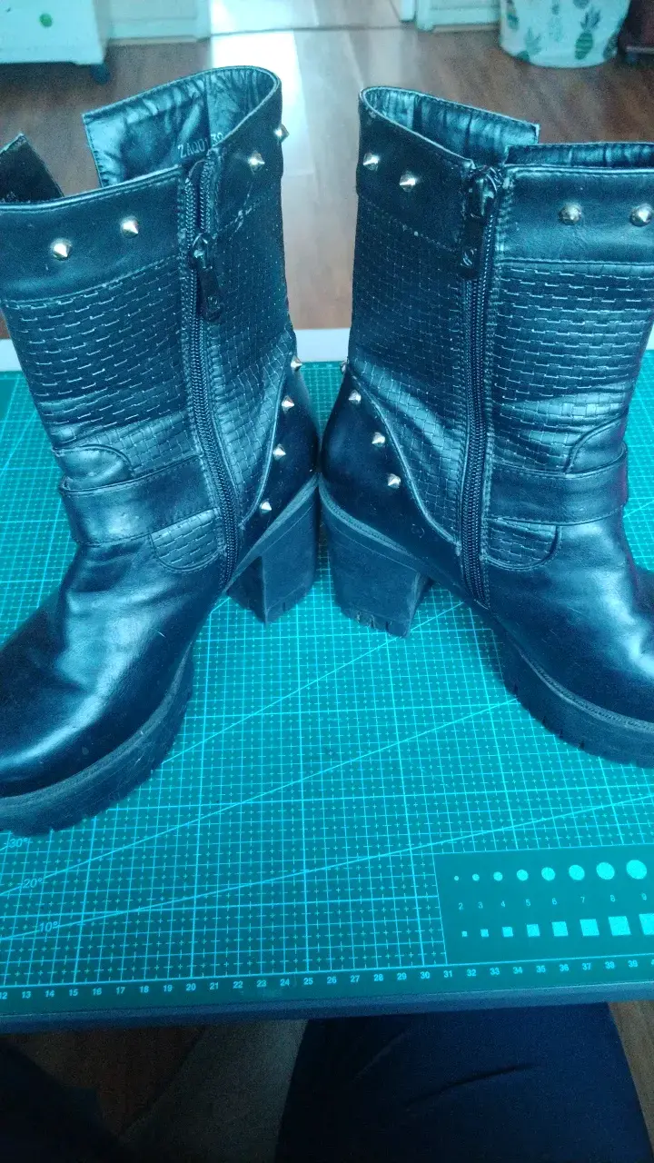 Botas negras con hebillas y tachuelas - 3