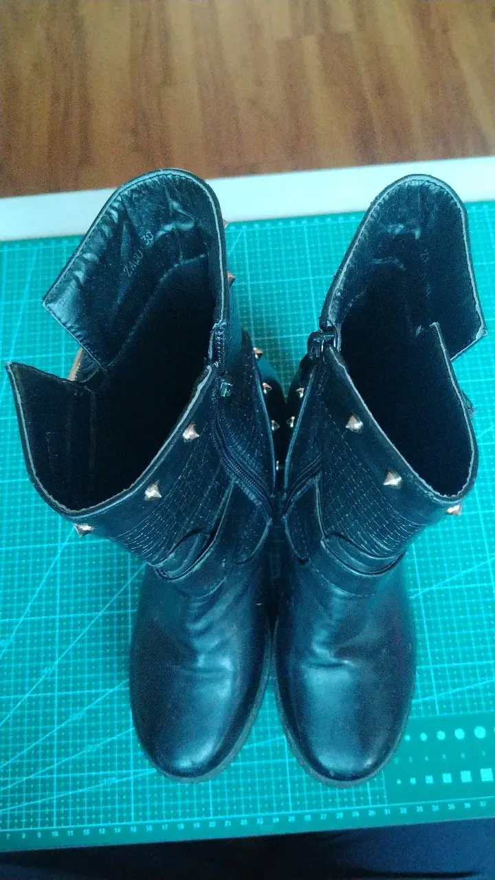 Botas negras con hebillas y tachuelas - 4