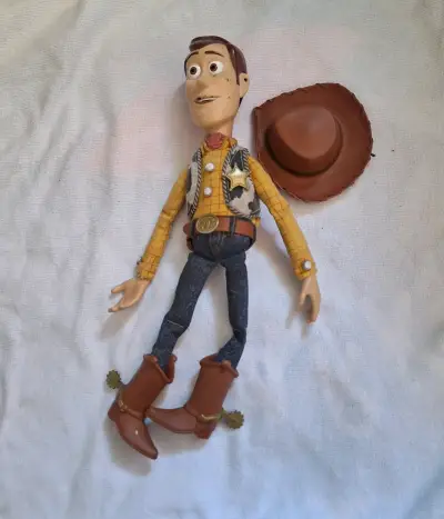 Muñeco Woody de Toy Story con sombrero y amigos. - miniatura 1