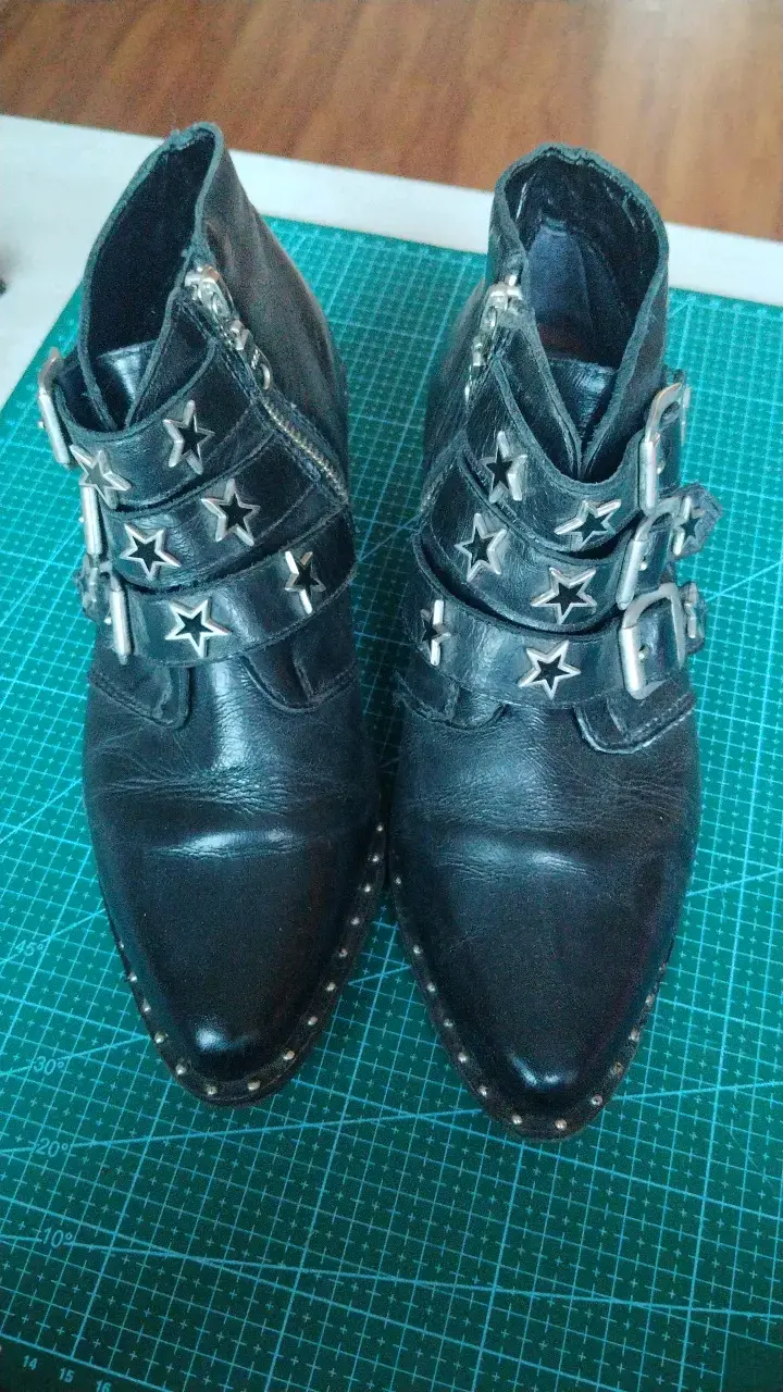 Botines de cuero negro con estrellas y hebillas - 1