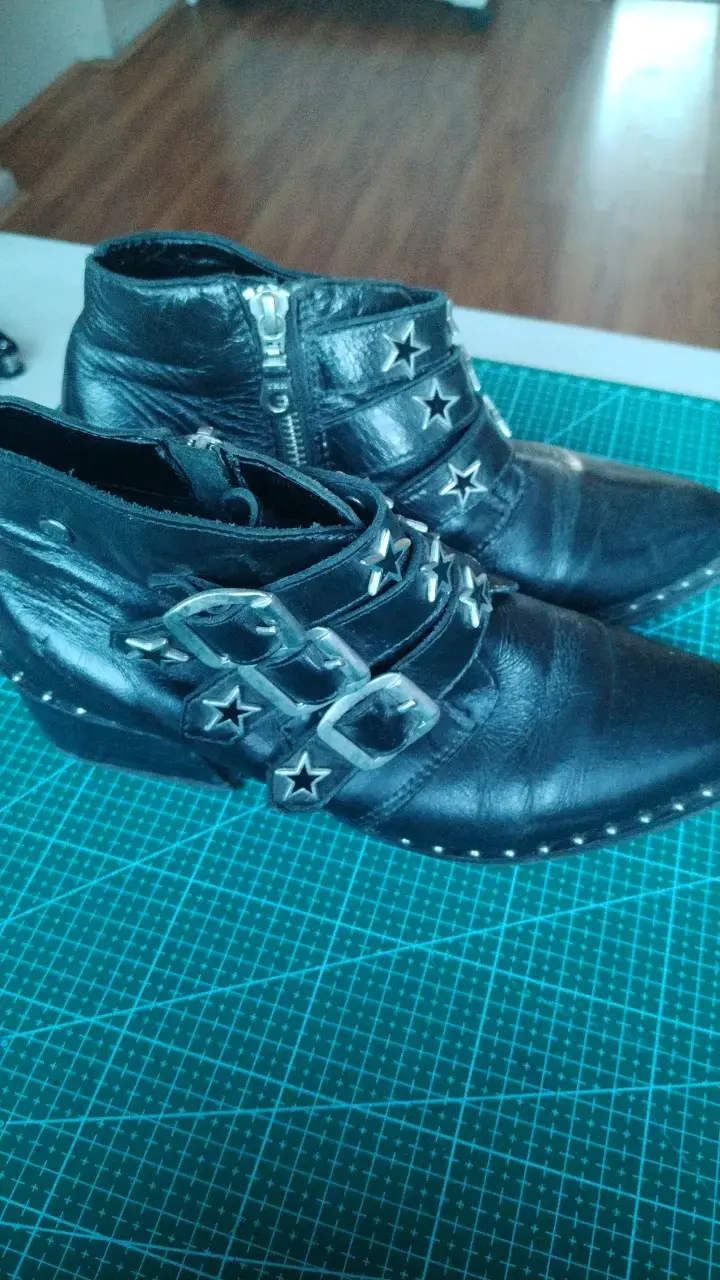 Botines de cuero negro con estrellas y hebillas - 2
