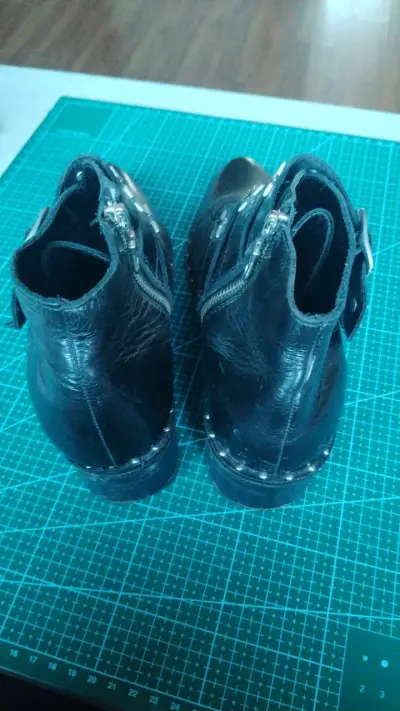 Botines de cuero negro con estrellas y hebillas - miniatura 3