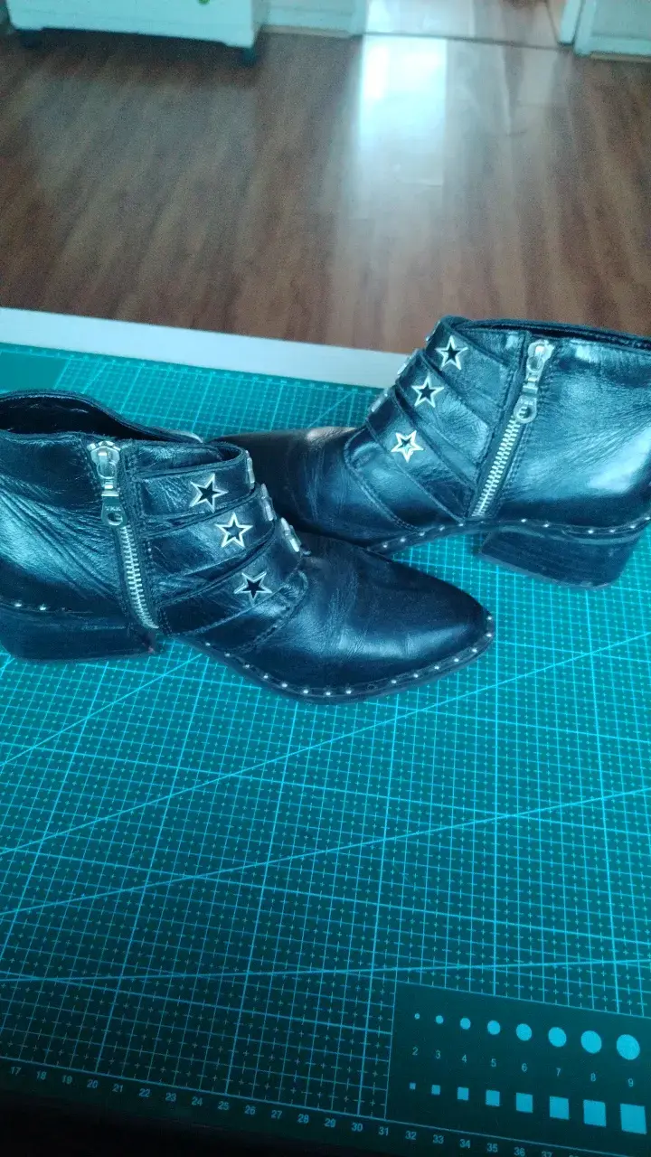 Botines de cuero negro con estrellas y hebillas - 4