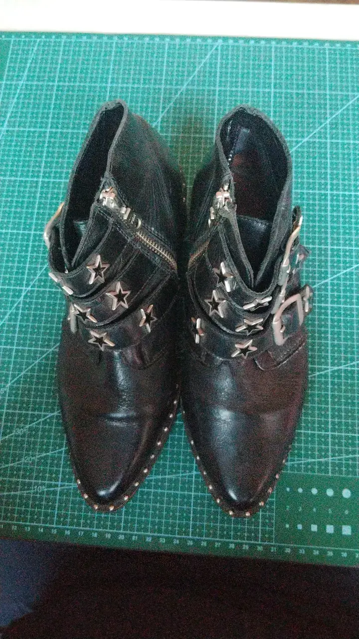 Botines de cuero negro con estrellas y hebillas - 5