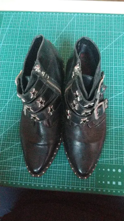 Botines de cuero negro con estrellas y hebillas - miniatura 5