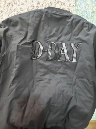 Chaqueta bomber negra D-Day BTS - miniatura 1