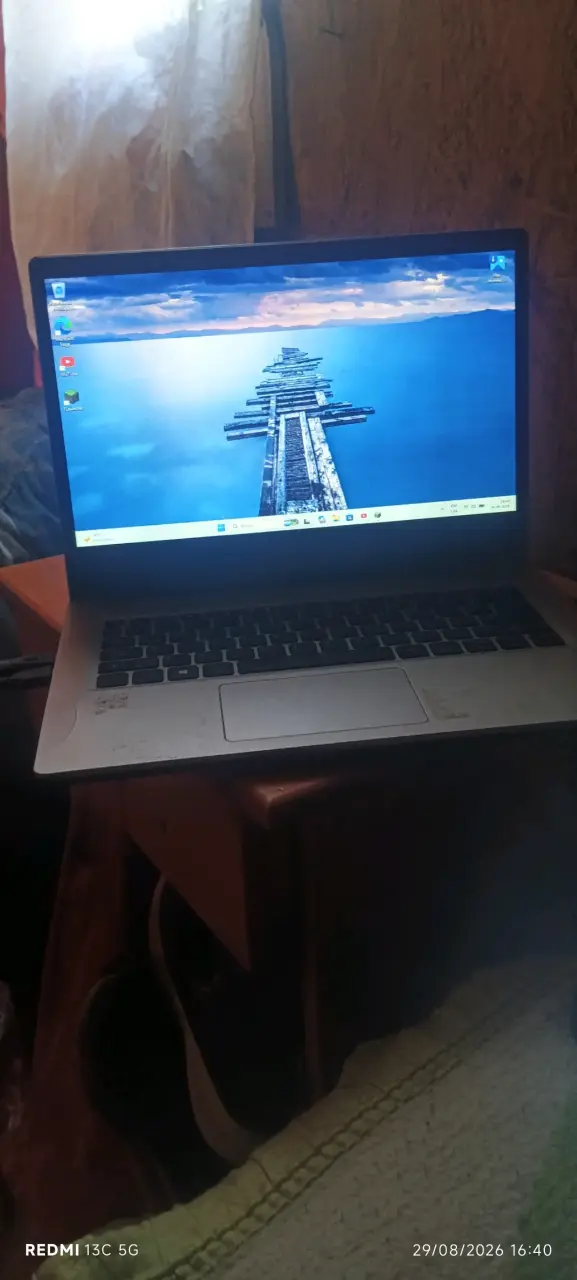 Laptop con Pantalla Grande y Teclado Retroiluminad - 1