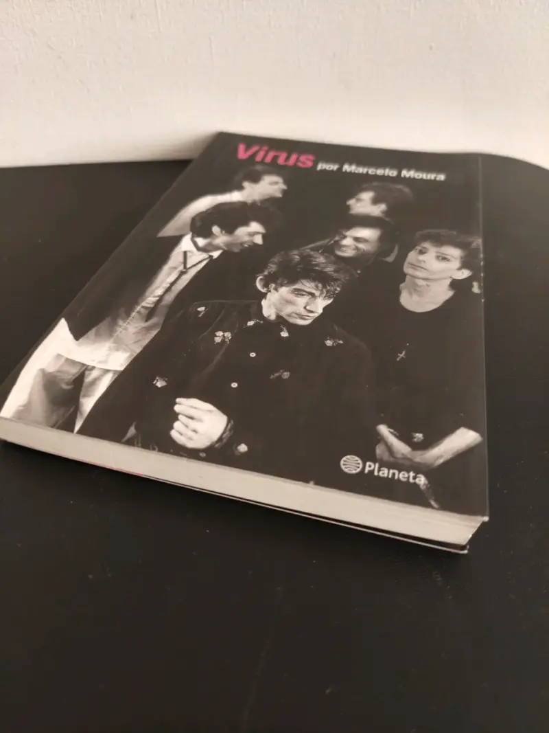 Libro 'Virus' por Marcelo Moura - 1