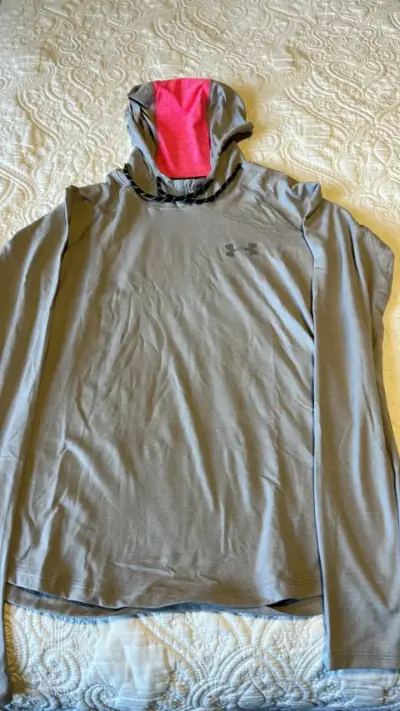 Polerón deportivo Under Armour gris con capucha - miniatura 1