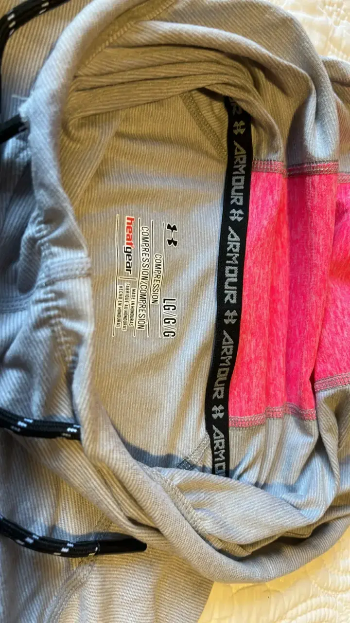 Polerón deportivo Under Armour gris con capucha - 2