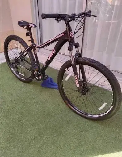 Bicicleta de montaña Jeep negra con suspensión