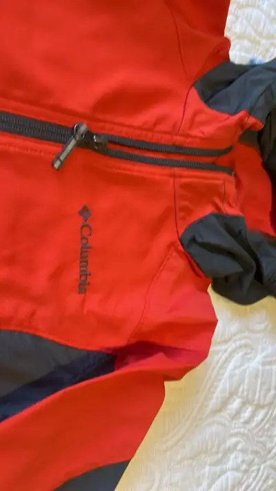 Chaqueta impermeable roja Columbia con capucha - miniatura 2