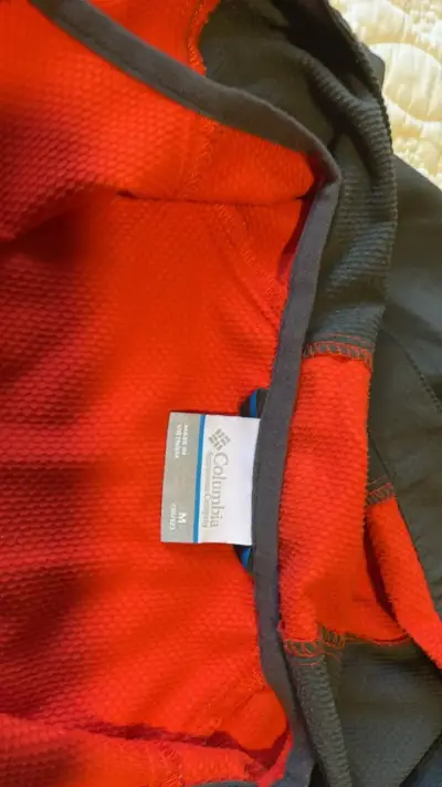 Chaqueta impermeable roja Columbia con capucha - miniatura 3