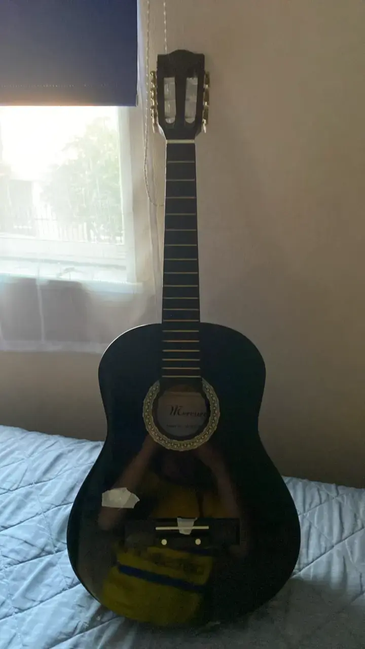 Guitarra acústica negra clásica de niño mercury - 2