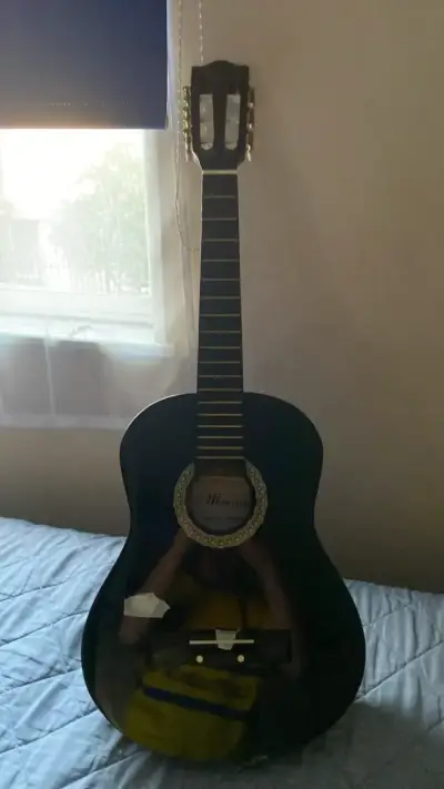 Guitarra acústica negra clásica de niño mercury - miniatura 2