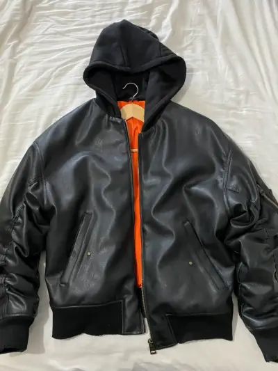 Chaqueta bomber negra con capucha Zara - miniatura 1