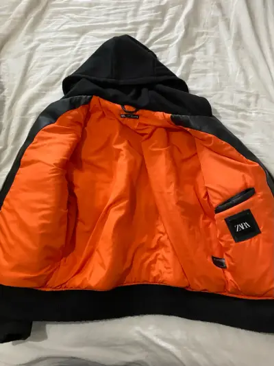 Chaqueta bomber negra con capucha Zara - miniatura 2