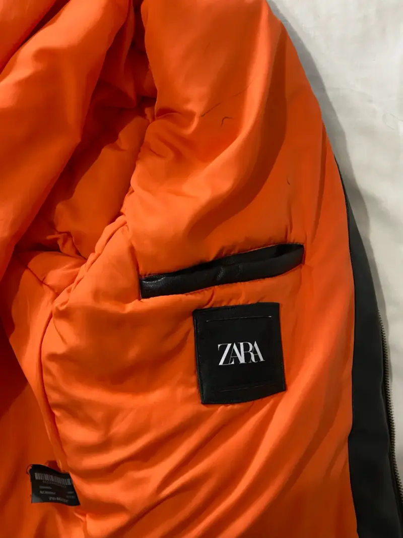 Chaqueta bomber negra con capucha Zara - 3