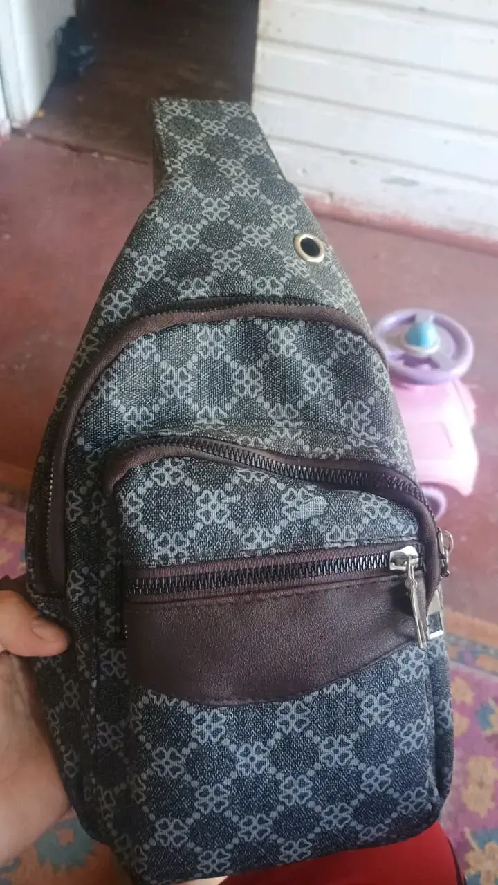Riñonera estampada con diseño moderno