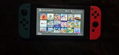 Consola Nintendo Switch con Joy-Con rojo y azul - miniatura 1