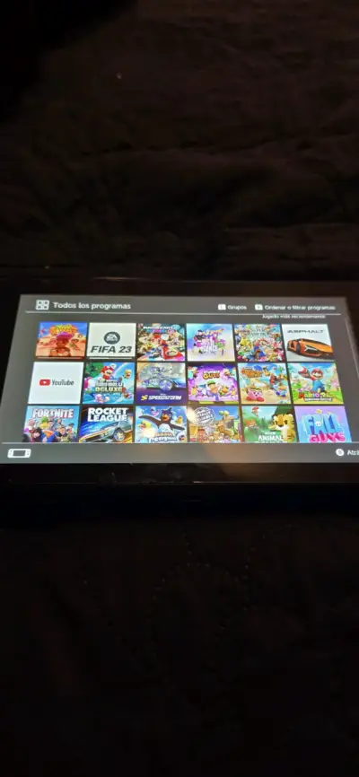 Consola Nintendo Switch con Joy-Con rojo y azul - miniatura 2
